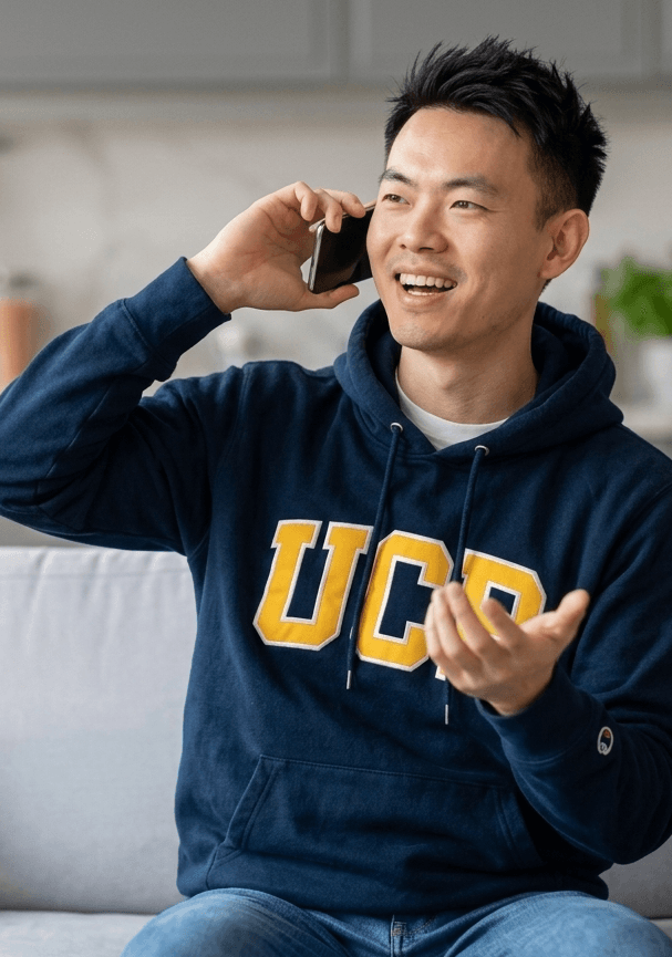 Reach Forward 顾问的肖像照,身穿 UC Berkeley 卫衣。